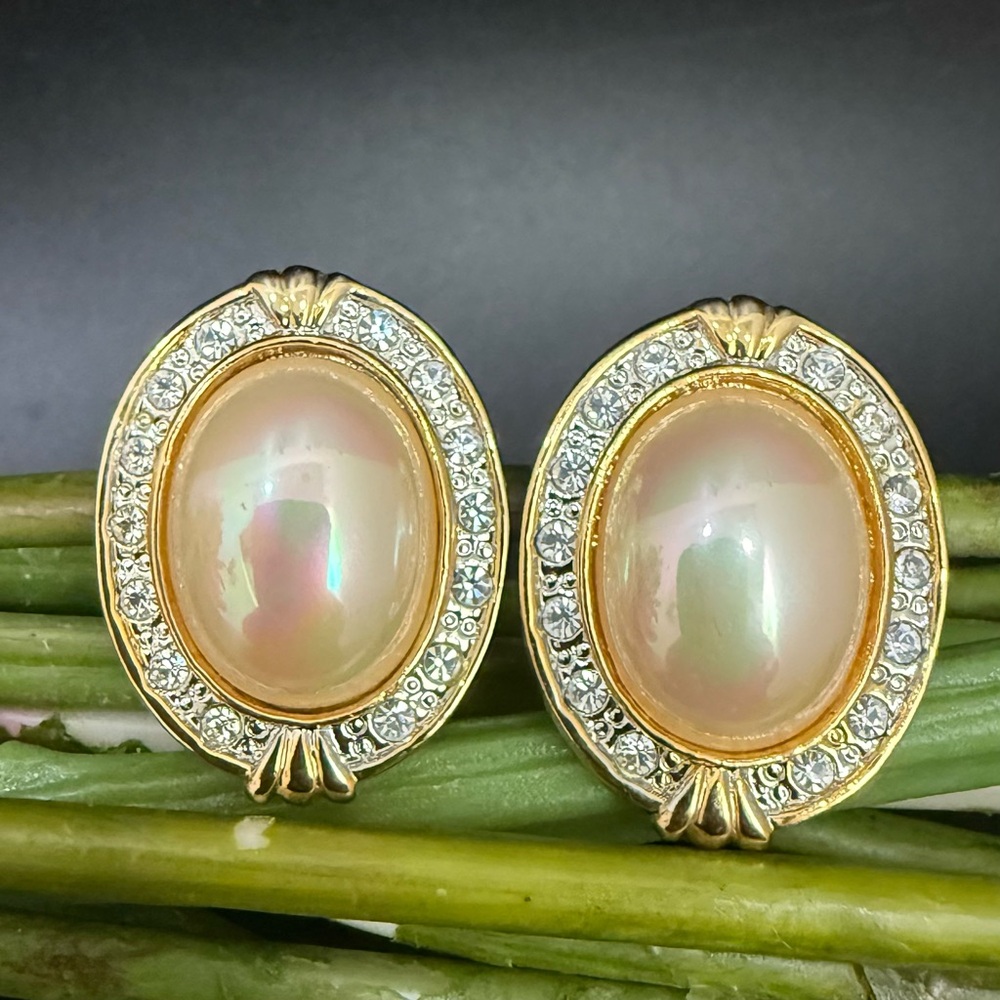 Vintage Unsigned Gold-tone Pearlized Oval Faux Pearl Rhinestones Earrings 16g.